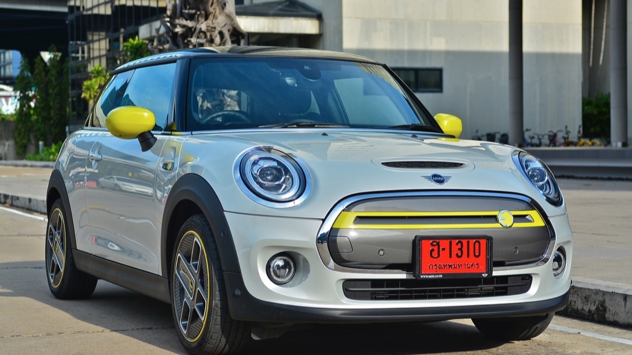 รถไฟฟ้ามาแล้วนะเธอ! ทดสอบยานยนต์พลังงานไฟฟ้า MINI COOPER SE 