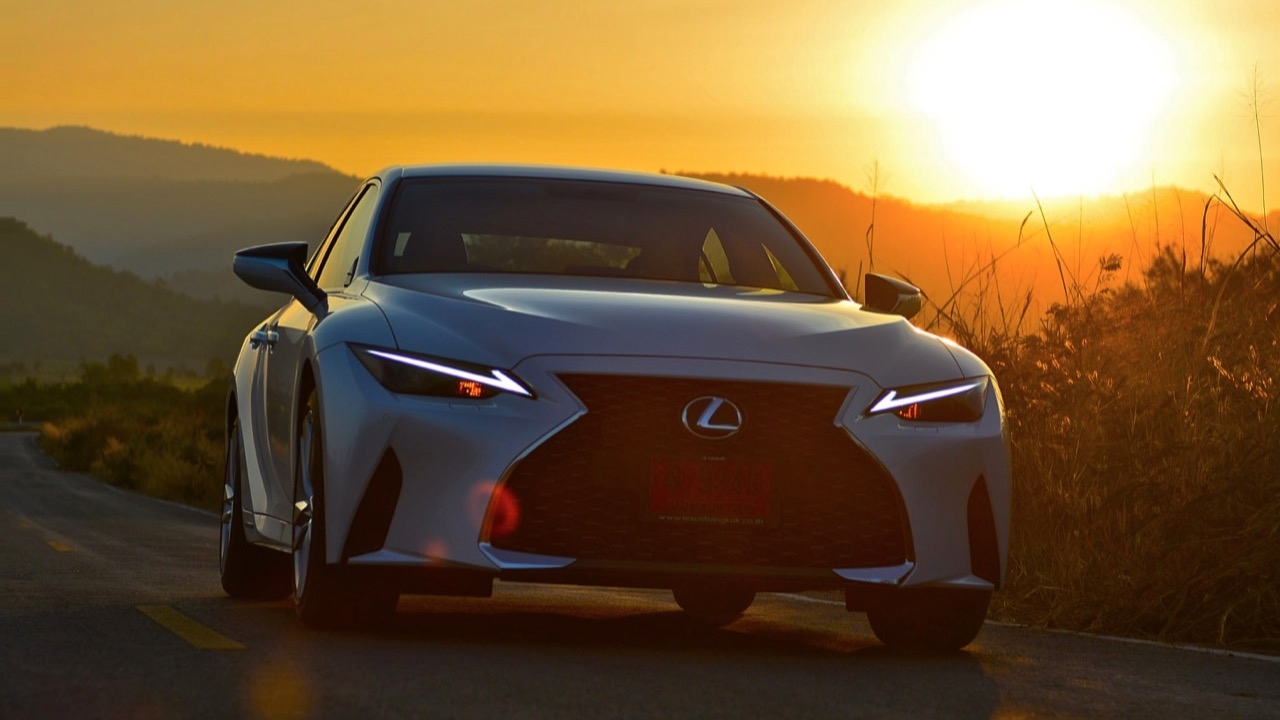 ลองของหล่อ ทดสอบพระรอง LEXUS IS300h LUXURY