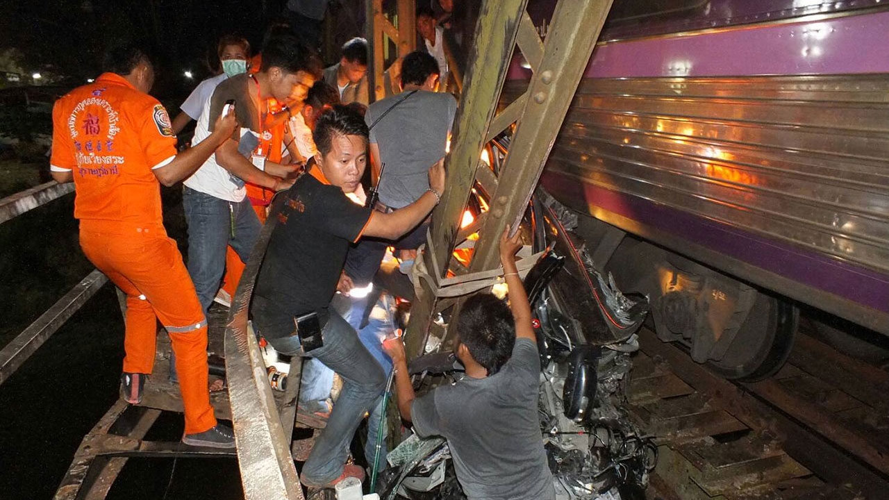 เก๋งกลับจากงานศพ ชนโครมรถไฟสายใต้ วิ่งผ่านบ้านส้อง เจ็บ 3 ดับ 1