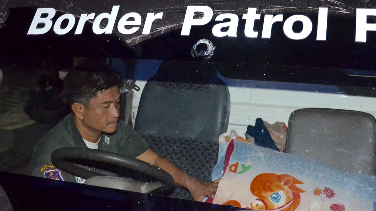 มือดีปาหิน รถ ตชด.กระจกแตก ก่อนถึงจุดเปลี่ยนกำลังถนนเลียบคลองแอน