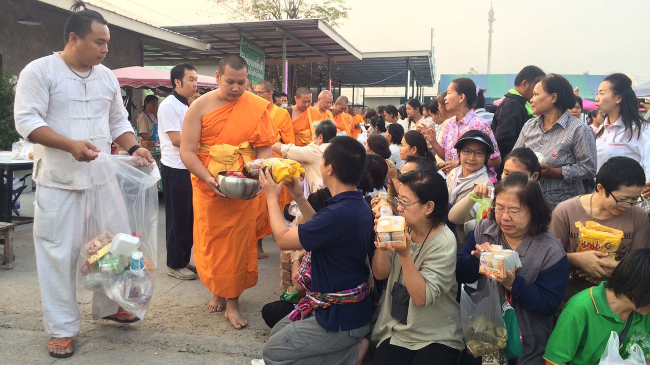 ศิษย์วัดธรรมกายใส่บาตรพระช่วงเช้า จนท.ตรึงกำลังแน่นแนวถนนคลองหลวง