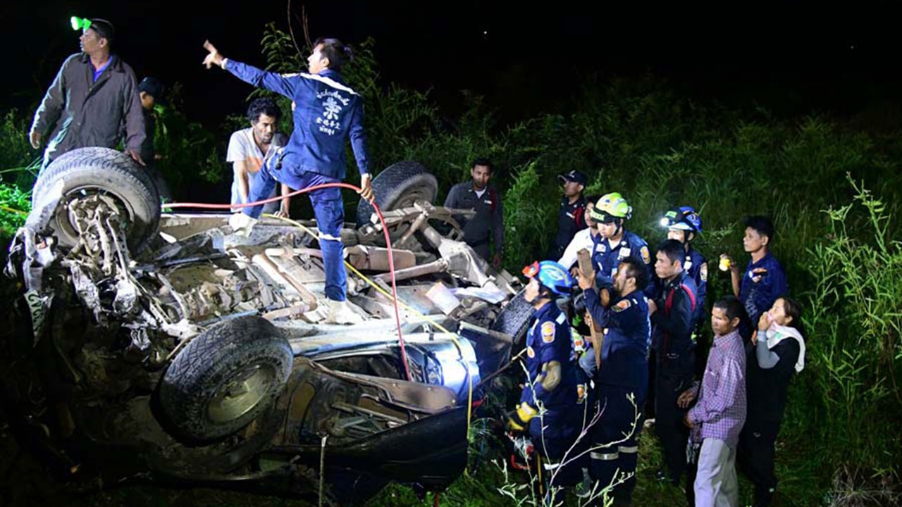 สลด ช่างทาสีพาลูกชายไปไหว้แม่ ปิกอัพชนเสาไฟ ดับพร้อมลูก 2 ศพ 