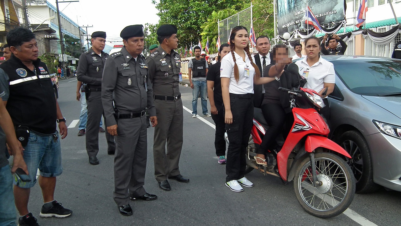 คุมสาวขี่ จยย.พามือปืนเด็ดหัวอดีต ตชด.สามีครู ทำแผน โผกอดลูกร้องไห้โฮ