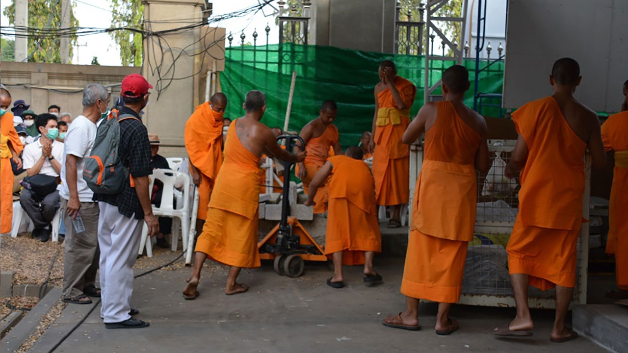 ศิษย์ธรรมกาย นำท่อปูน แท่งคอนกรีตขวางแนวถนน นั่งสวดมนต์เตรียมรับมือ 