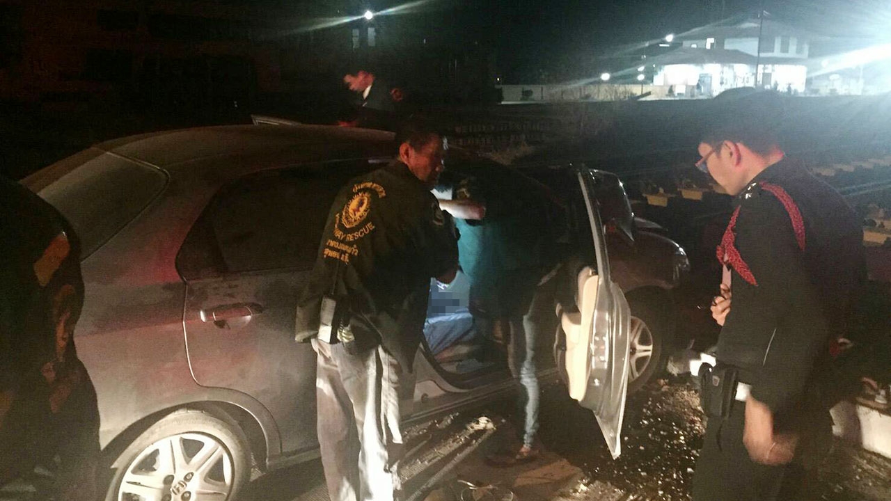 จนท.อบต.บ้านแหลม ซิ่งเก๋งพร้อมหมาคู่ใจ หลุดโค้งชนเหล็กรางรถไฟดับคาที่