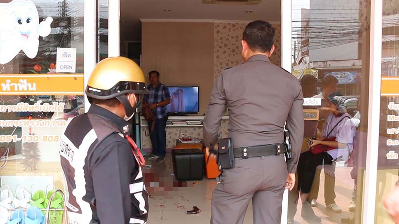 เมียเก่าเพิ่งหย่าเดือนเดียวไม่คืนดี ชักปืนยิงพลาด เอาด้ามทุบหัวสาหัส