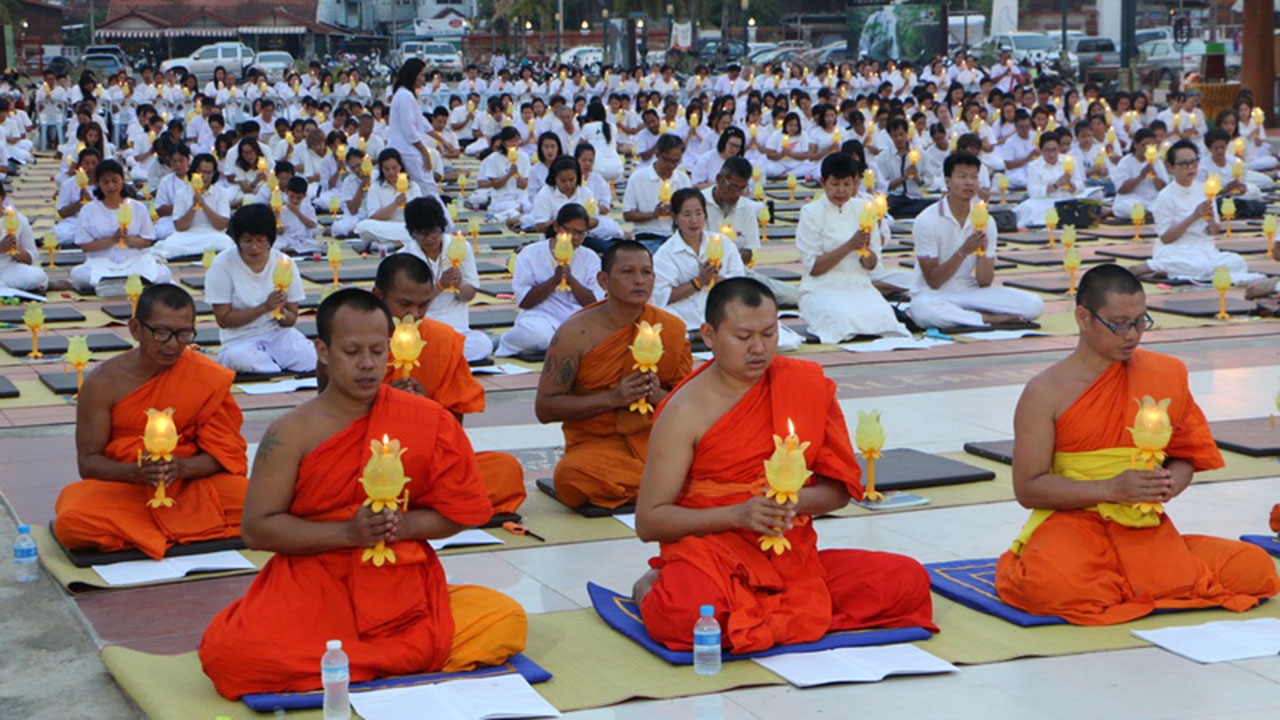 ดาวมฤตยูทับดวงเมือง ชาวกำแพงเพชร แห่สวดมนต์ในวัด หวังช่วยพ้นเคราะห์ภัย