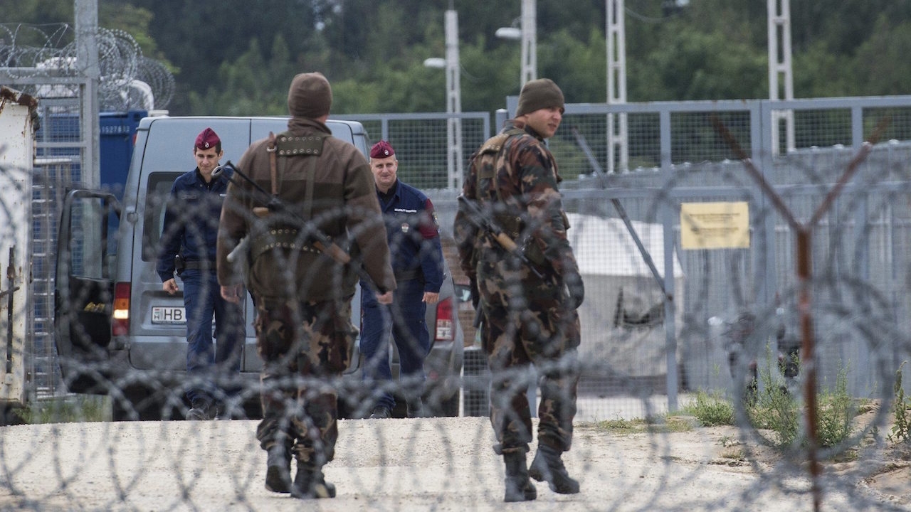 ฮังการีเอาจริง! อนุมัติจับผู้ขอลี้ภัย ‘ทุกคน’ ไว้ในค่ายตู้คอนเทนเนอร์