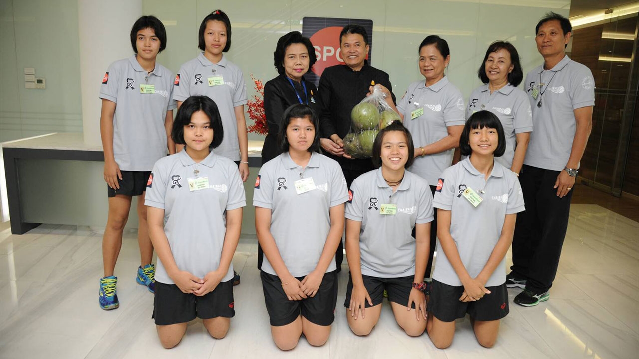 'เอสพีซีจี' มอบเสื้อทีมให้นักวอลเลย์บอลหญิงจังหวัดชัยนาท