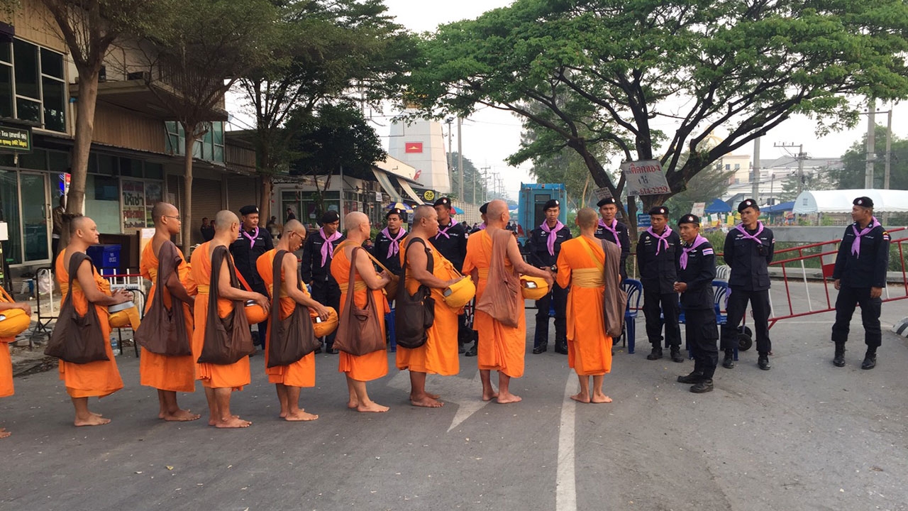 พระสงฆ์วัดธรรมกาย ยังทยอยเดินเท้าออกบิณฑบาต ไร้เหตุวุ่นวาย