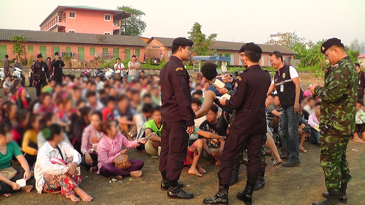 ฉก.ทพ.12 ระดมเข้าตรวจค้นแรงงานเขมร ชุมชนสองร้อยห้องข้างตลาดโรงเกลือ 
