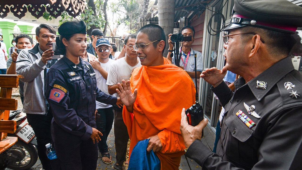 'พระเสกสรรค์' ได้ประกัน ห้ามยุยง เข้าพื้นที่ควบคุม-หมายจับ พระสนิทวงศ์