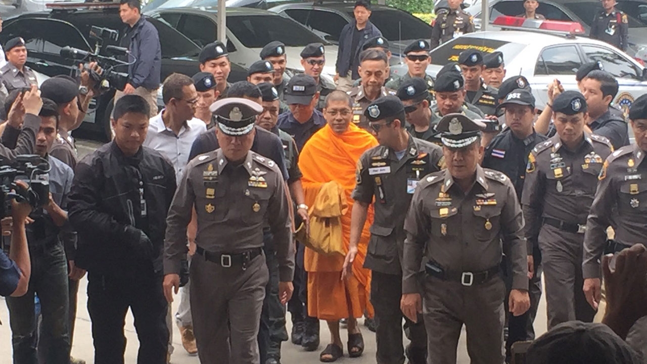 'พระสนิทวงศ์' มอบตัว กองปราบ-'ป้าเช็ง' รายงานตัว ตชด.ภ.1 (คลิป)