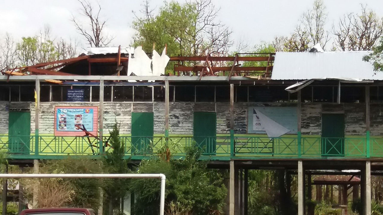 พายุลูกเห็บซัด สกลนคร-เลย-สุโขทัย ทำบ้านพังหลายหลัง เร่งสำรวจ-เยียวยา