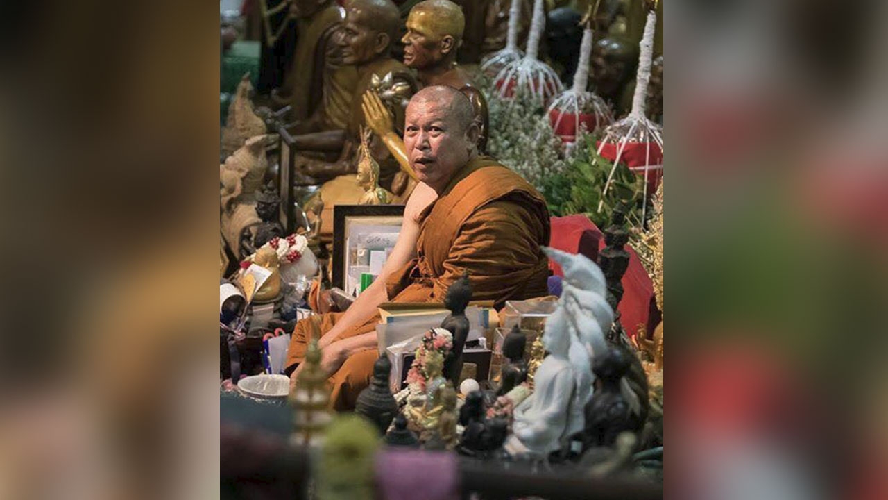 หลวงพ่อปรีชาหัวหิน แอบสึกเงียบ