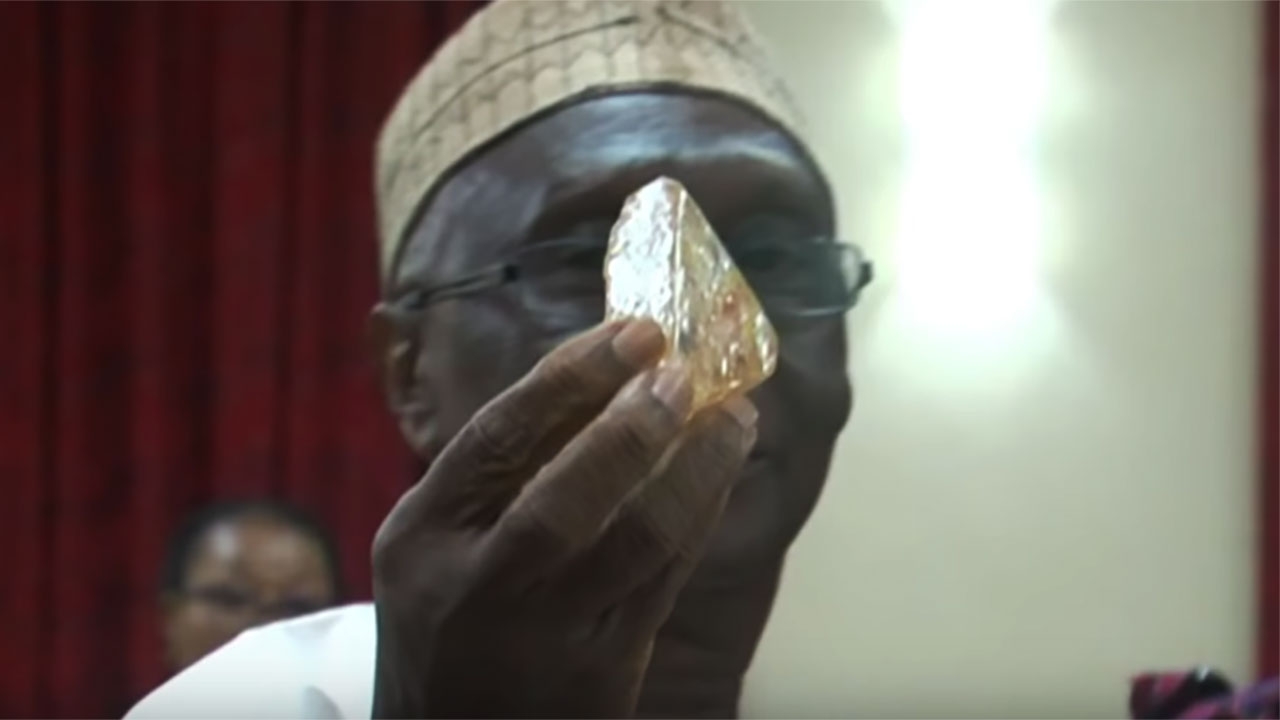ตะลึง บาทหลวงเซียร์ราลีโอน เจอเพชร706 กะรัต ใหญ่สุดอันดับ10ของโลก (คลิป)