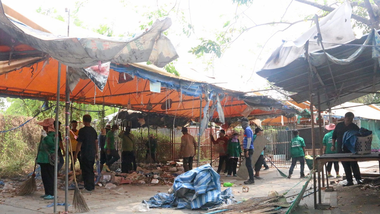 สนธิกำลังรื้อถอนร้านค้าหลังวิหารพระมงคลบพิตร