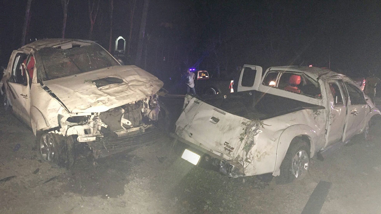 สาวใหญ่ขับปิกอัพ 4 ประตูคว่ำ ตัวกระเด็นออกนอกรถดับ ญาติมาด้วย เจ็บ 2