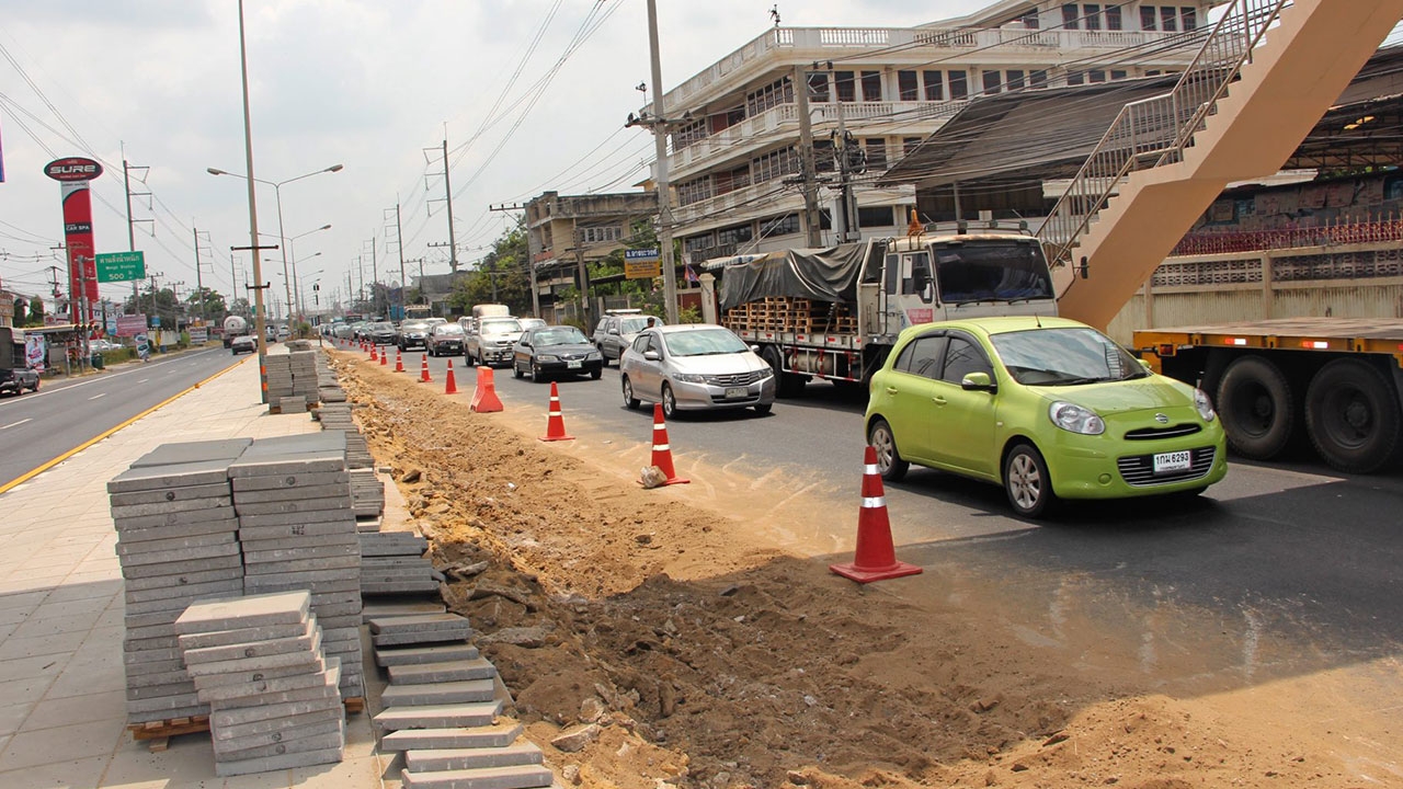 แขวงรื้อเกาะกลาง เหตุยื่นล้ำผิวถนน