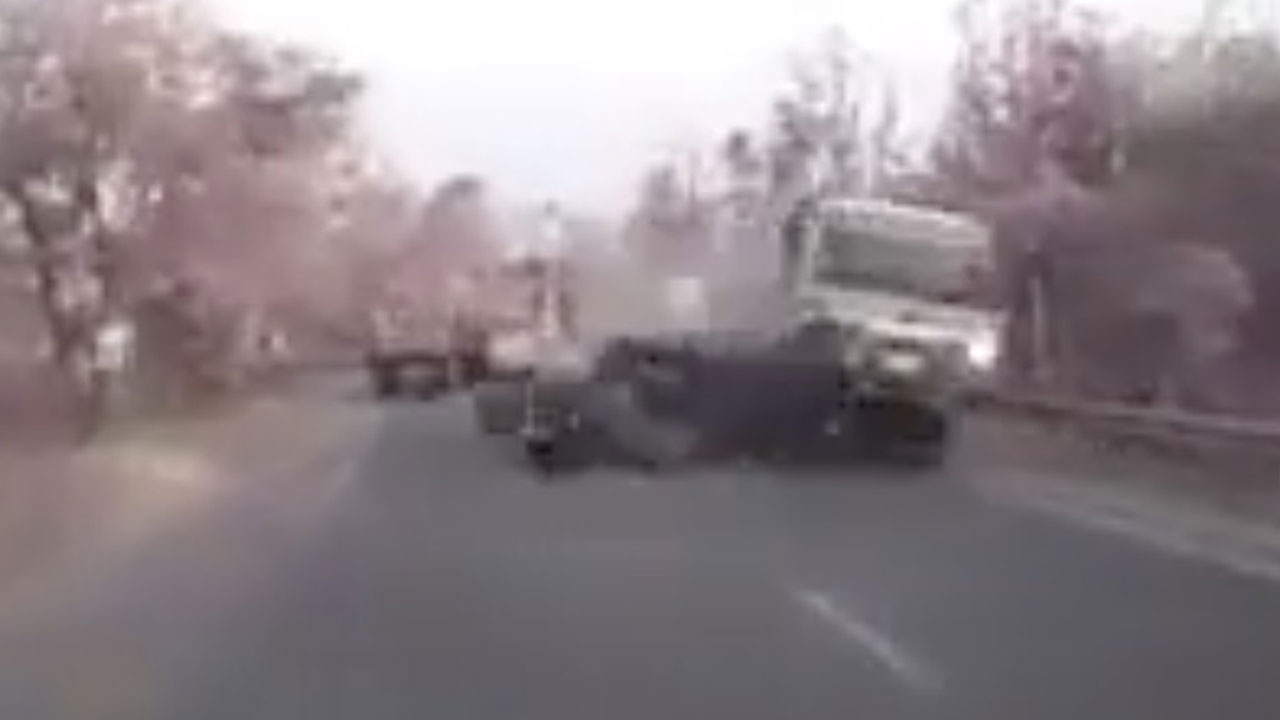 ตายต่อหน้า! กระบะคล้ายหลับใน เซไปชนสิบล้อพ่วงดับ1 เจ็บ1 (ชมคลิป)