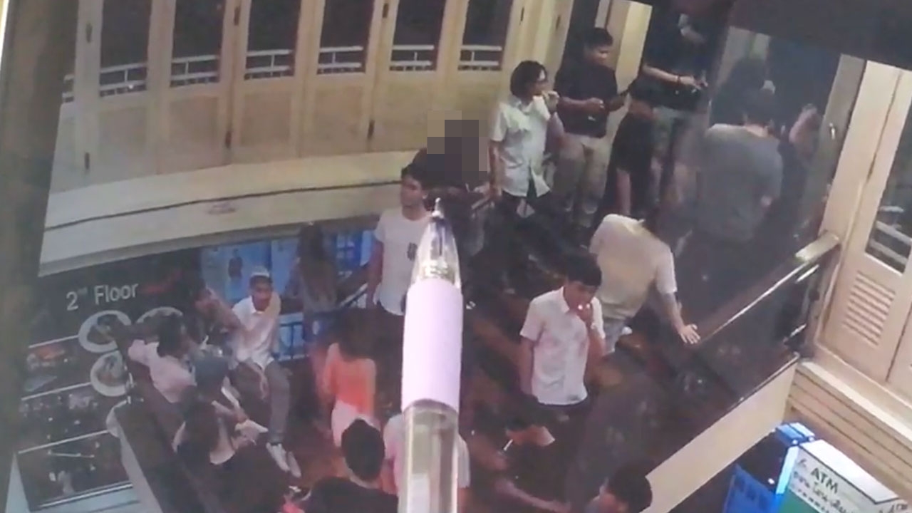 ดูชัดๆ โจรอ้วนเก็บกระเป๋าตังค์ได้แล้วไม่คืน ในผับย่านข้าวสาร (ชมคลิป)