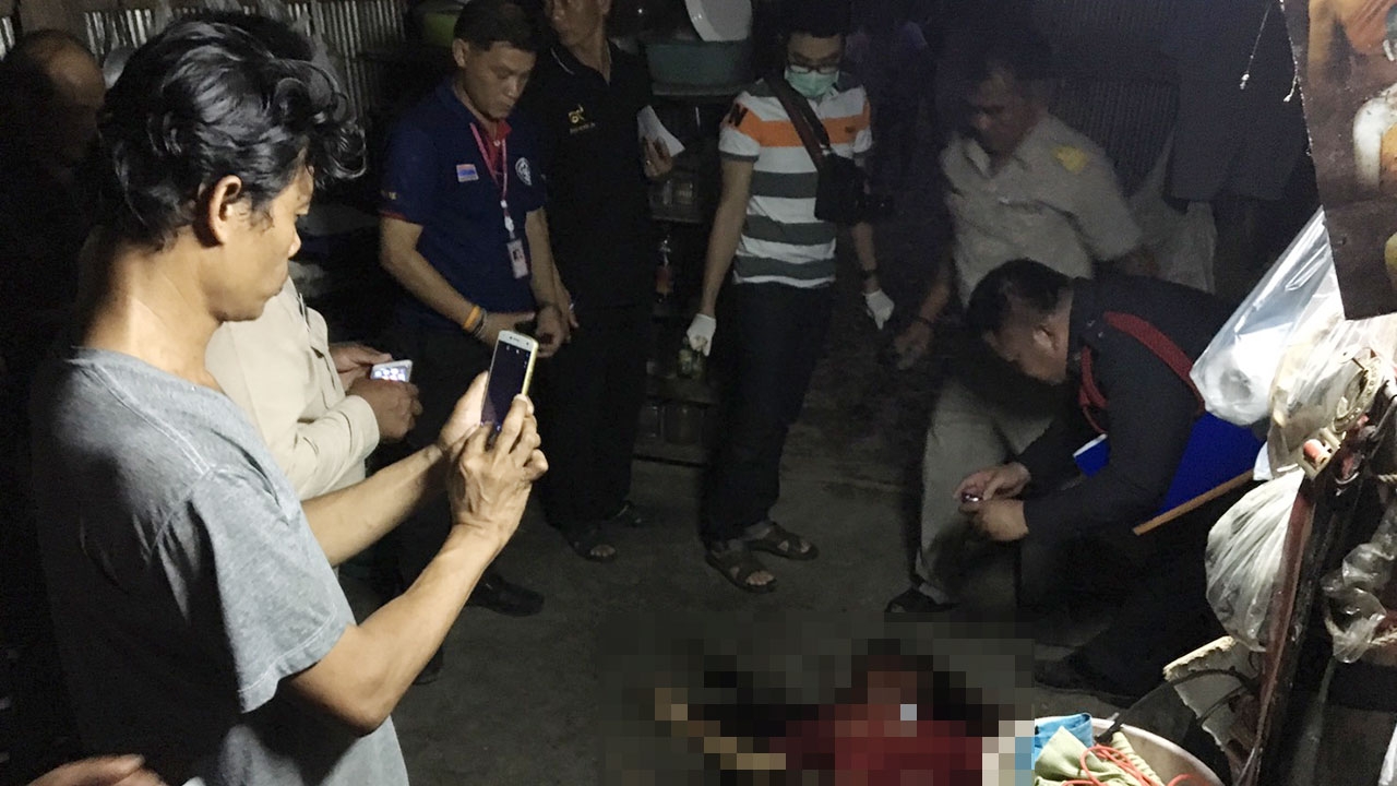 สาวอ้างโดนขู่ฆ่า แย่งมีดปังตอจากมือทอม ฟันแสกหน้าล้มตึงดับสยอง