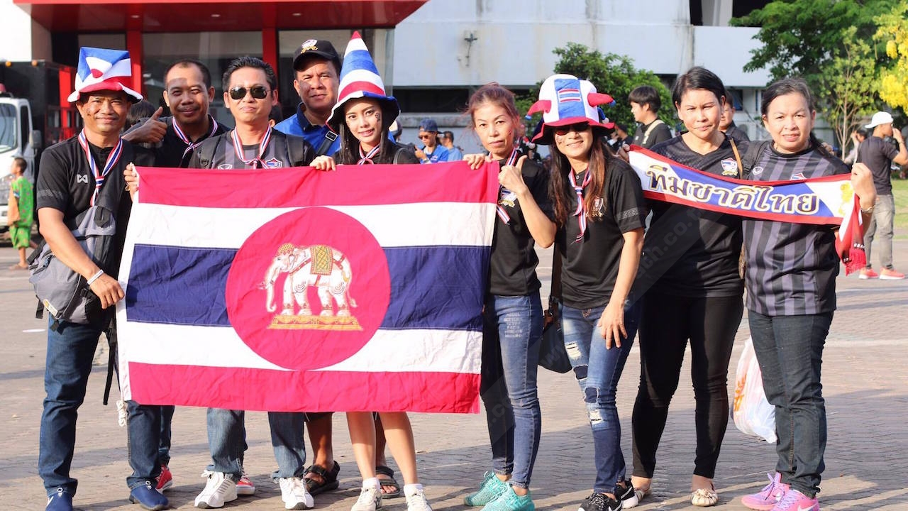 ประมวลภาพ บรรยากาศแฟนบอล ก่อนเกมช้างศึกบู๊ซาอุฯ