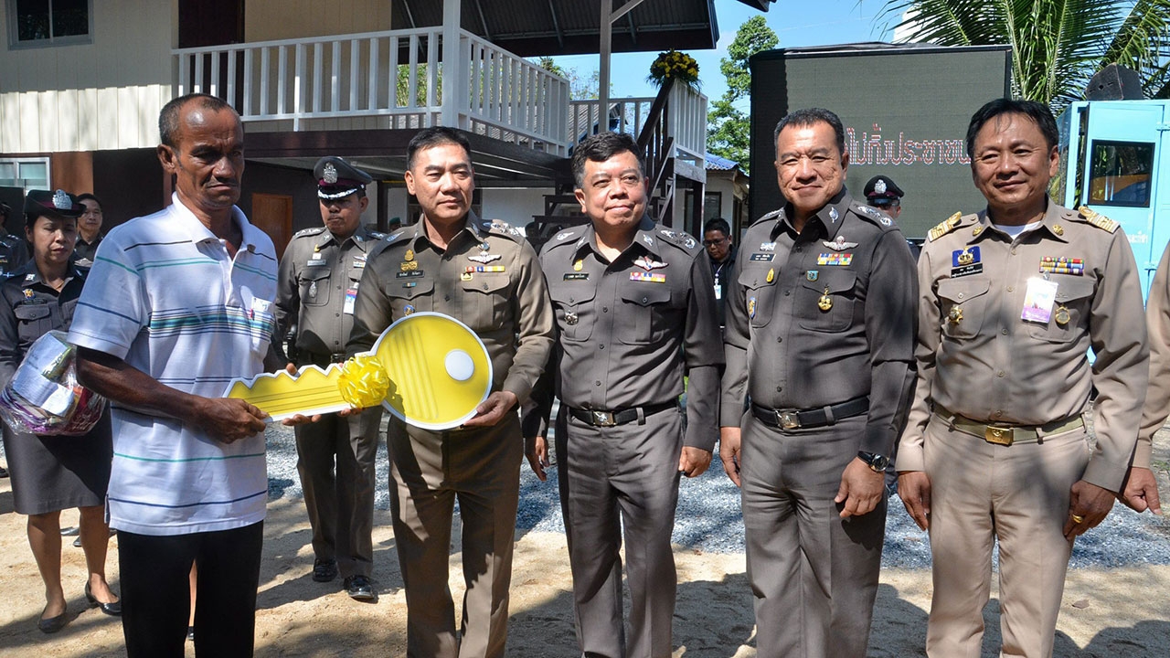 ผบ.ตร.มอบบ้าน-ประกาศ สร้างบ้านเพิ่มให้อีก 5 หลัง