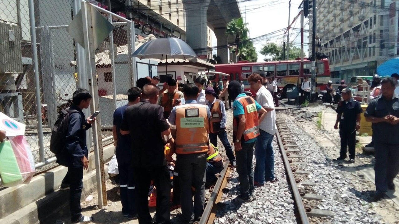 รถไฟชนคนเดินเท้า เจ็บ 2 ใต้แอร์พอร์ตลิงค์รามคำแหง