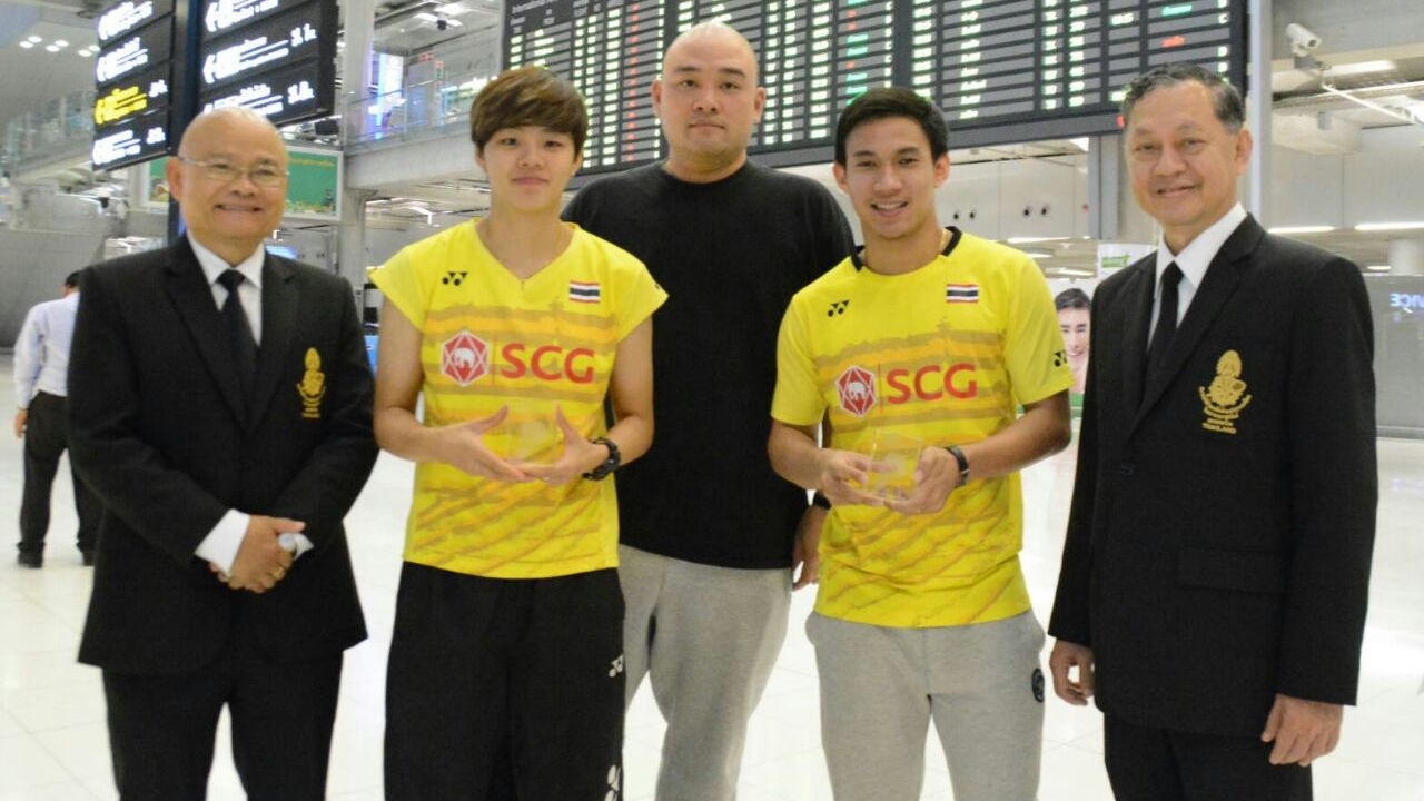 ‘บาส-ปอป้อ’ สุดชื่นมื่น! หอบแชมป์สวิส โอเพ่น กลับถึงบ้านเกิด