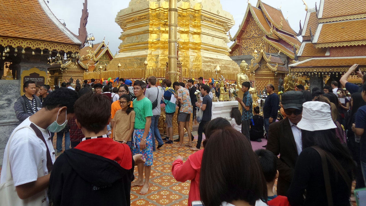 นักท่องเที่ยวแห่ขึ้นดอยสุเทพ กราบสิ่งศักดิ์สิทธิ์ช่วงปีใหม่ ก่อนกลับ