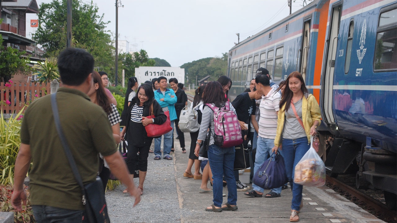 ประชาชนขึ้นรถไฟสวรรคโลก เข้าหัวลำโพง หลายคนผิดหวังถูกจองเต็มยัน 4 ม.ค.