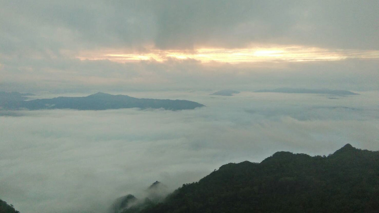 เชียงรายอากาศแปรปรวน นักท่องเที่ยวหวังชมทะเลหมอก แต่เจอฝนกระหน่ำ