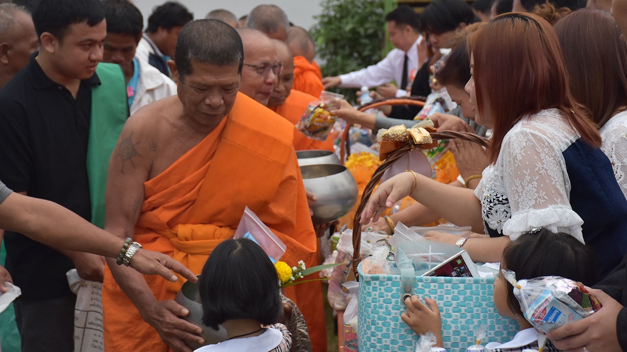 ประชาชนทั่วไทย พร้อมใจทำบุญ-ตักบาตร สร้างสิริมงคล รับปีใหม่ 2560