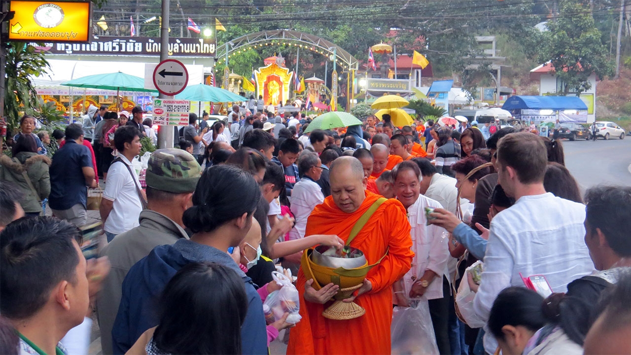 คนเชียงใหม่ตักบาตรปีใหม่ ถวายในหลวง ร.9 ฝนโปรยปราย เหมือนได้พรจากฟ้า