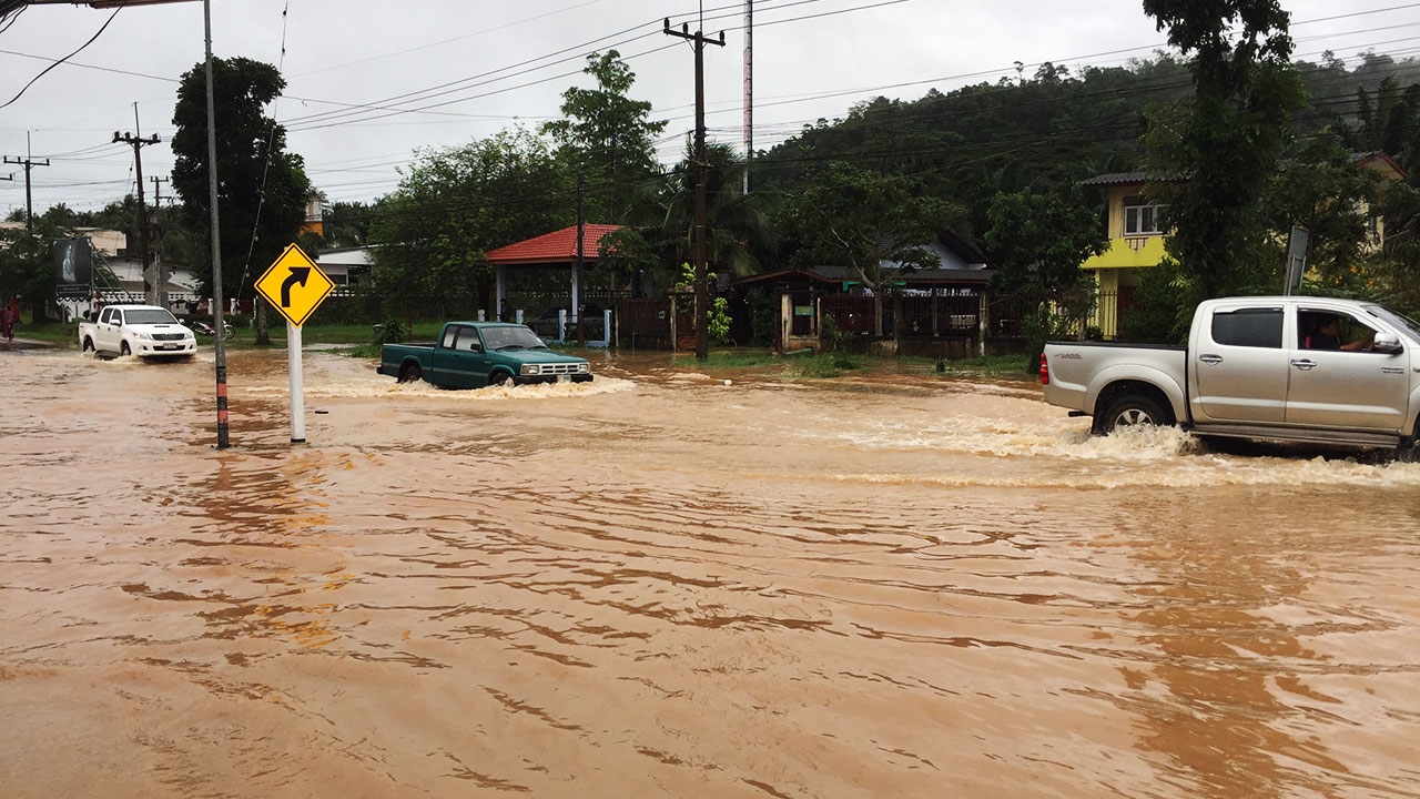 เกาะติดน้ำท่วมภาคใต้ : น้ำตะนาวศรีทะลัก บางสะพาน-ทับสะแก ข้ามเพชรเกษม (ชมคลิป)