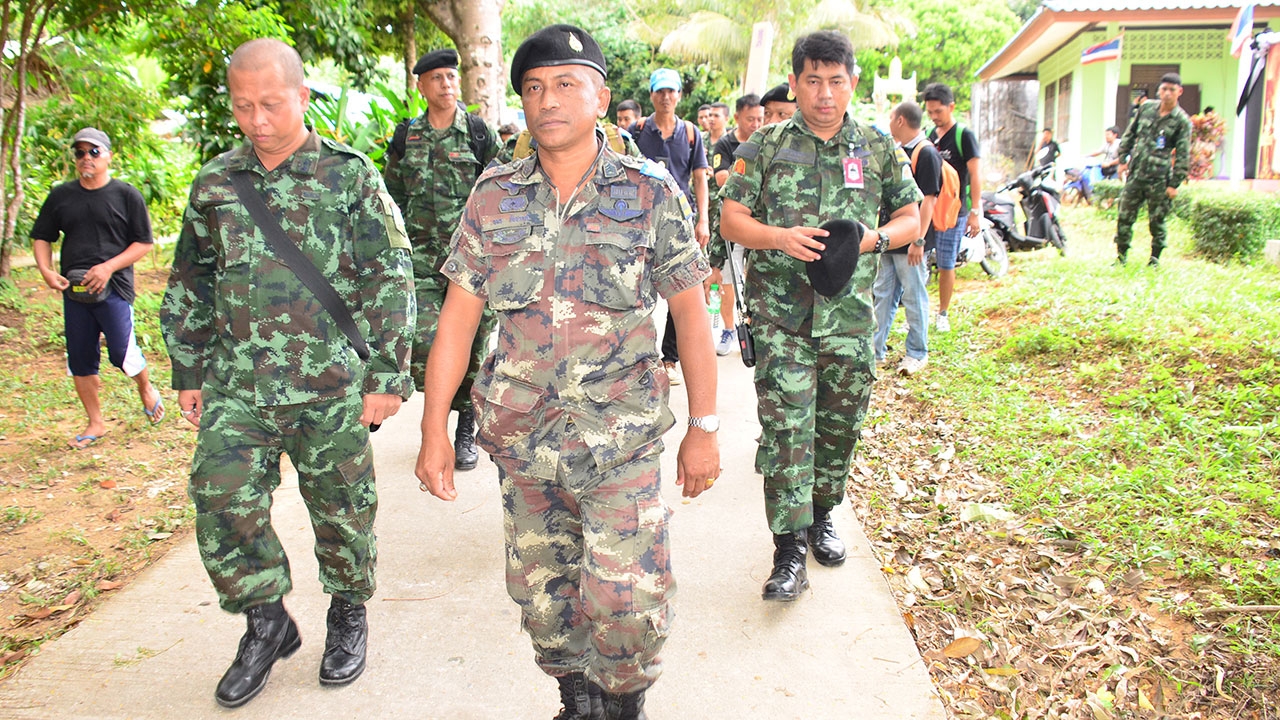 ผบ.มทบ.44 ลงพื้นที่จัดระเบียบเกาะพยาม พร้อมทำความเข้าใจกับชาวบ้าน