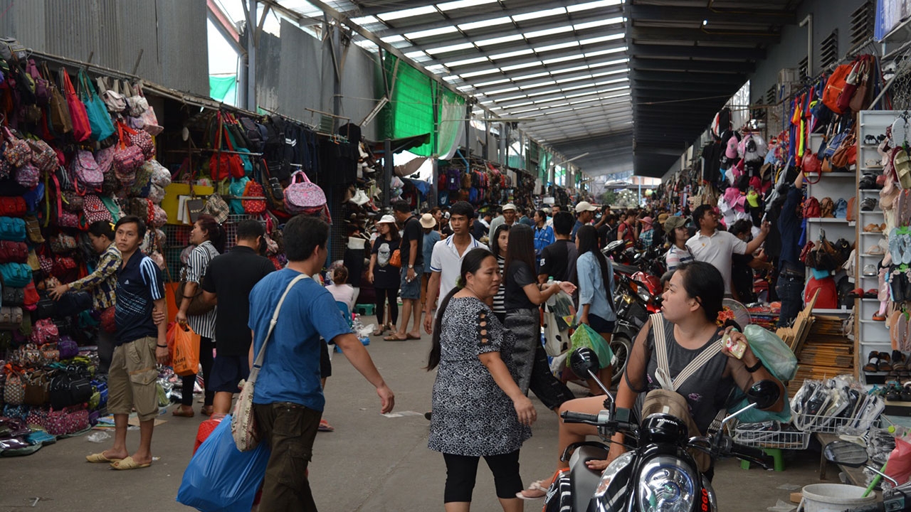 แห่ช็อปเสื้อมือ 2 ตลาดโรงเกลือ ช่วงหยุดยาว คาดเงินสะพัดอื้อถึง 30 ล.