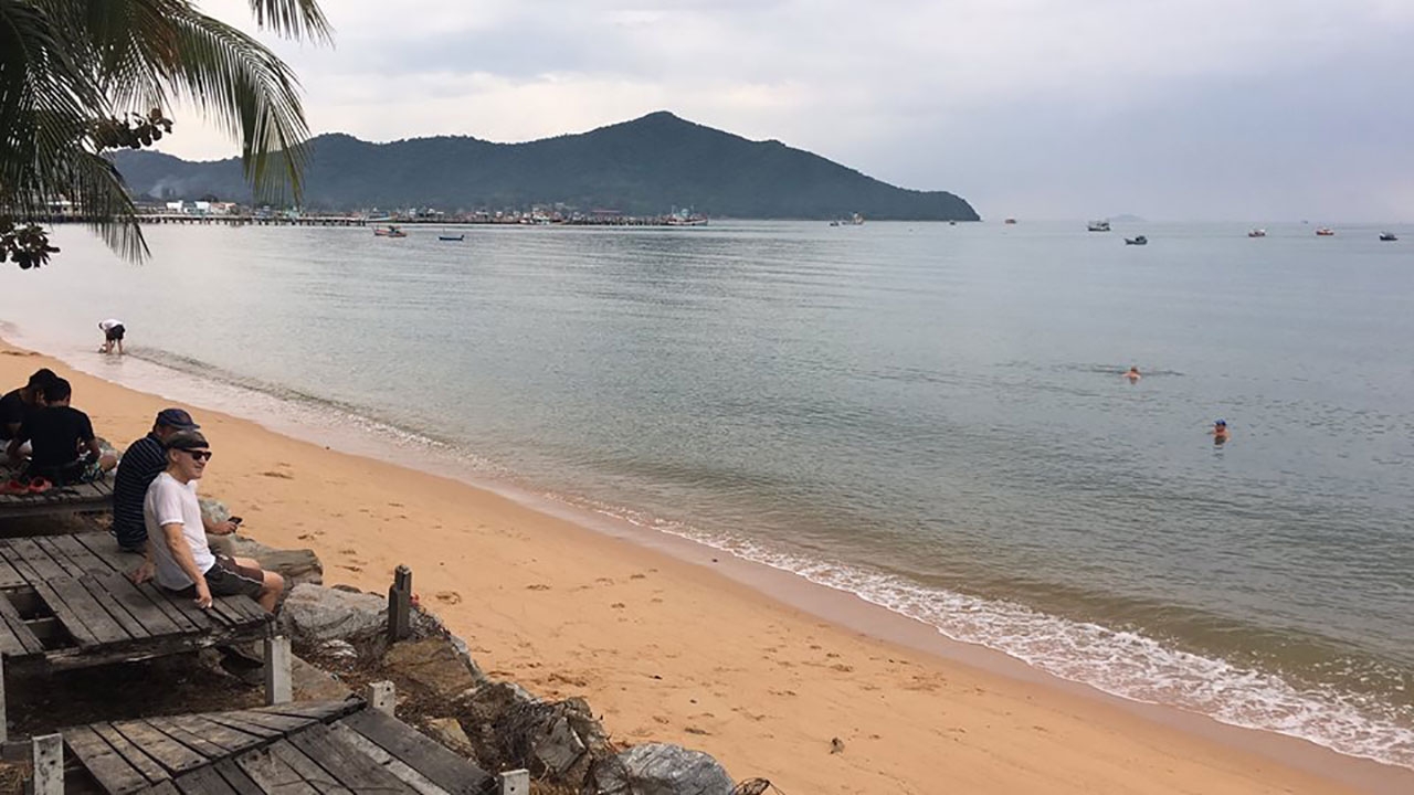 หนีความแออัด ฉลองปีใหม่ยัง 'หาดบางเสร่' ทะเลน่าเที่ยว จ.ชลบุรี 