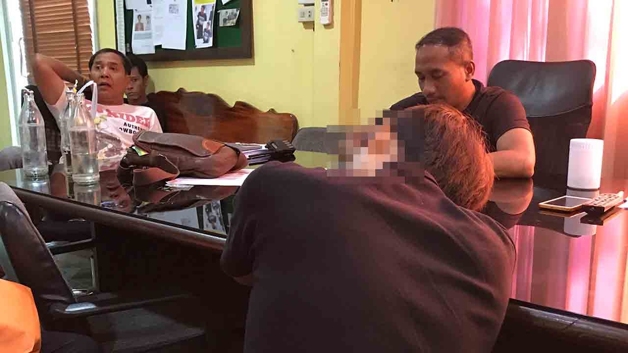 แชตไม่พอ ชวนคุยต่อที่ห้อง ชายรักชายโดนหนุ่มหล่อรูดทรัพย์เกลี้ยง