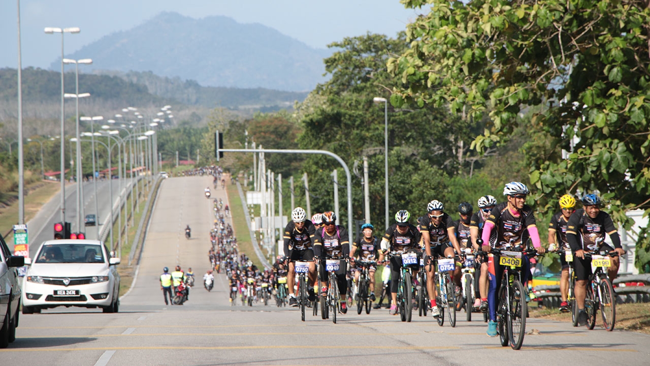 จ.สงขลา สานสัมพันธ์ ไทย-มาเลเซีย ปล่อยตัวนักกีฬา ปั่นข้ามประเทศ