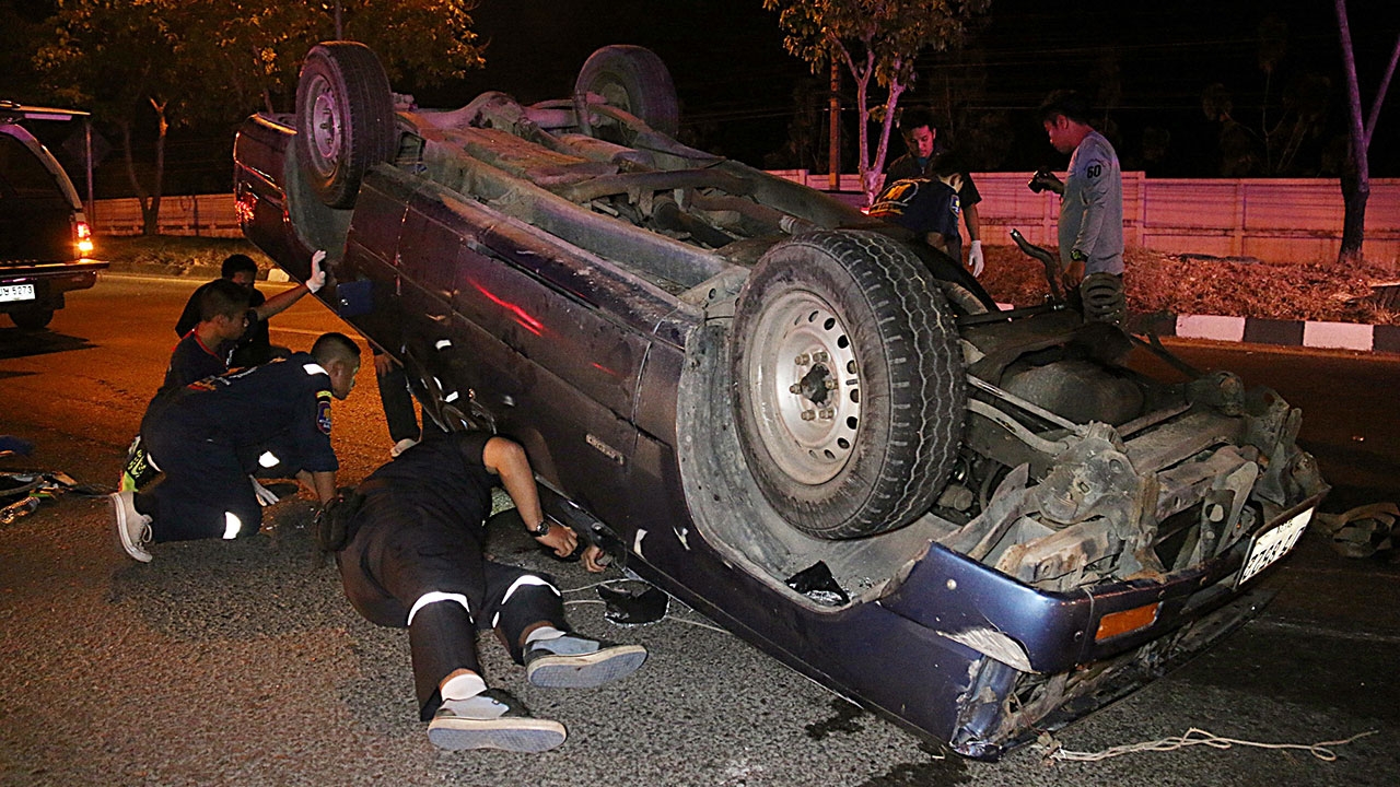 หนุ่มห้าวซิ่งกระบะ ชนเปรี้ยงเกาะถนนสุขุมวิท พลิกคว่ำล้อชี้ฟ้า สาหัส