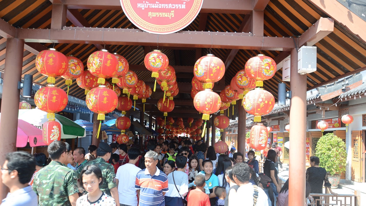 คนนับหมื่นแห่ไหว้เจ้าพ่อหลักเมืองสุพรรณฯ วันเที่ยวตรุษจีน เอาฤกษ์ชัย