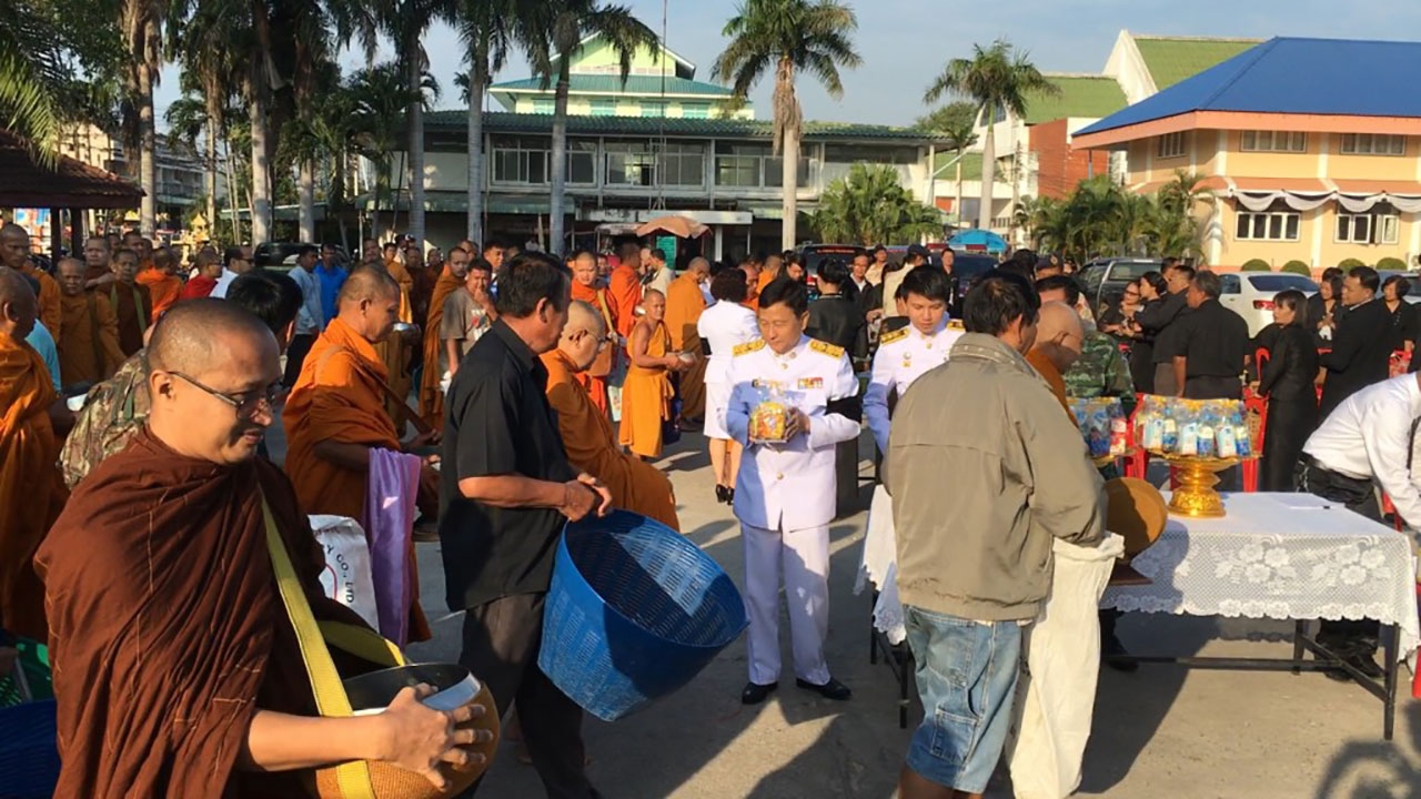 ทั่วไทยร่วมตักบาตรครบ 100 วัน แห่งการสวรรคต ‘ในหลวง ร.9’