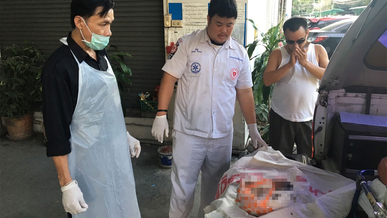 ผงะ! ศพทารกในถุงข้าวสาร พนง.เก็บขยะจะนำไปหุง เจอขาโผล่