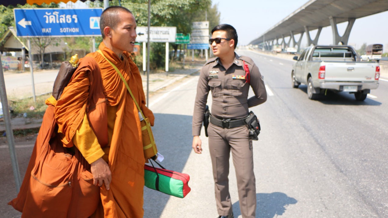 พระหนุ่มตามหาแฟนสาว ติดต่อไม่ได้ นั่งทางในเห็นเลย ถูกฉุดไปขังข่มขืน 