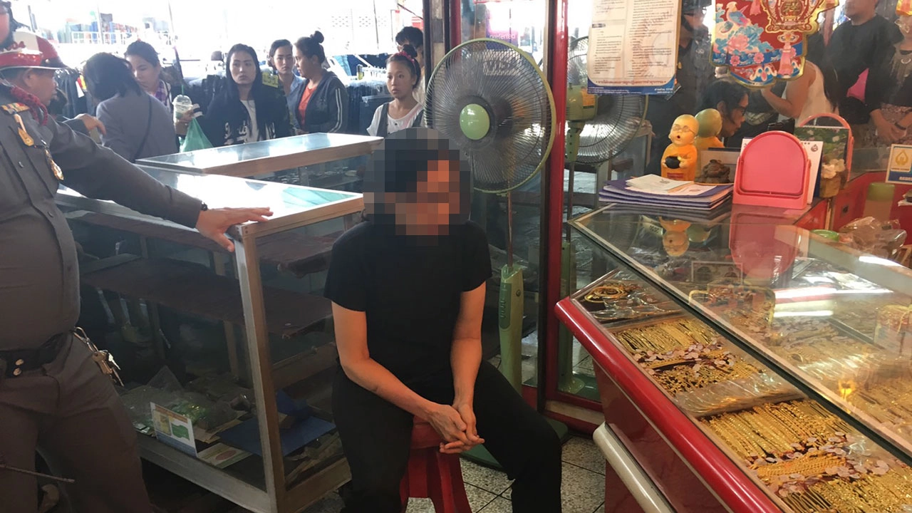 รวบสาวใหญ่ ฉกทองกลางเมืองเชียงใหม่ วงจรปิดมัดแน่นยังปากแข็ง! 