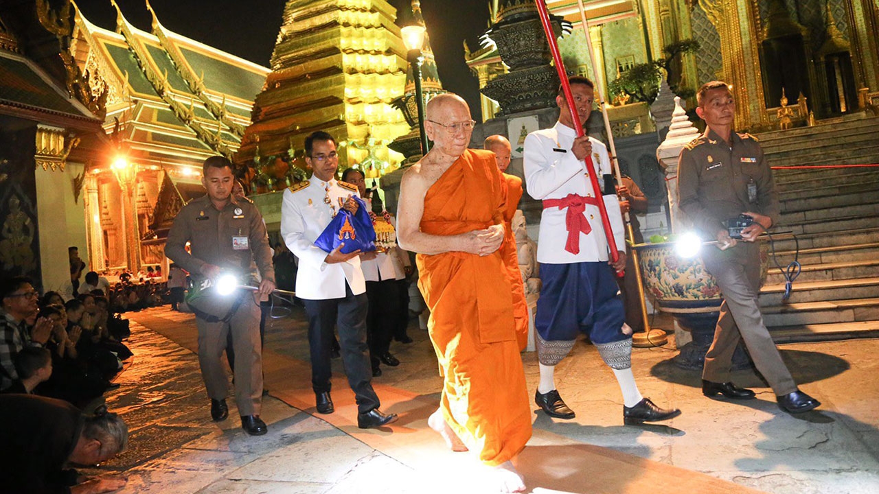 เสียงสาธุกระหึ่มวัดพระแก้ว รับสังฆราช