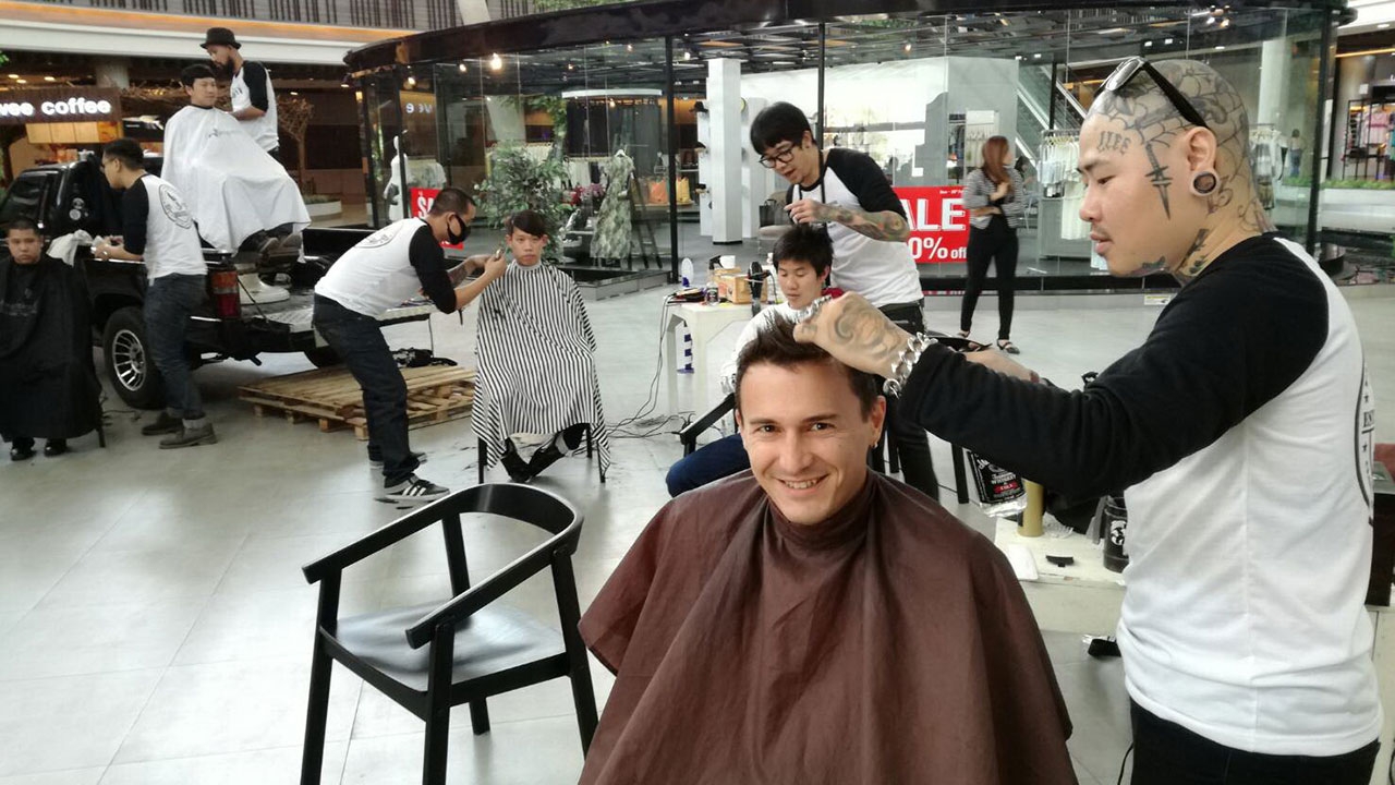 เชียงใหม่ ช่างตัดผมสุดแนว 'ตัดผม แกะลาย' แลกกอด รับวันวาเลนไทน์