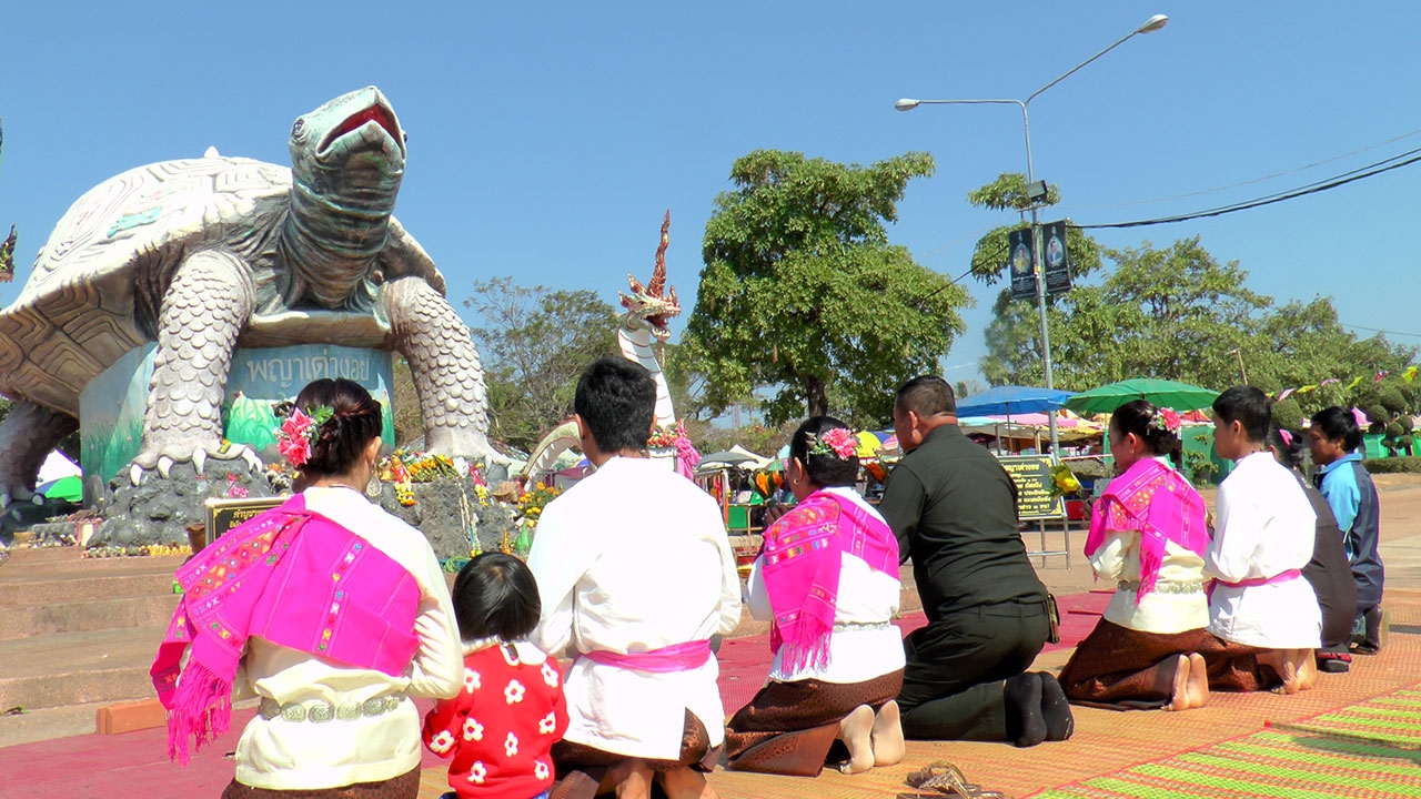 พญาเต่างอยเป็นพยาน! สกลนครจัดสมรสหมู่ เชื่อครองรักยาวนานเหมือนอายุเต่า